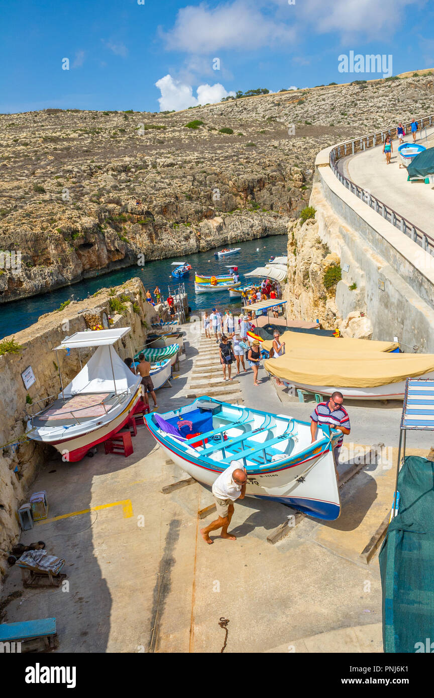 Piccole imbarcazioni usate per trasportare i turisti per la Grotta Blu trasportato fino a un secco harour. Foto Stock