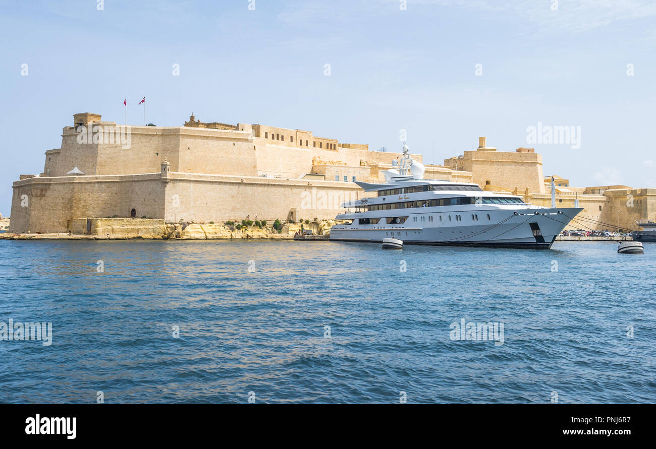 I Super Yacht 'indiano imperatrice' ormeggiata nel Porto Grande di La Valletta, Malta. Foto Stock