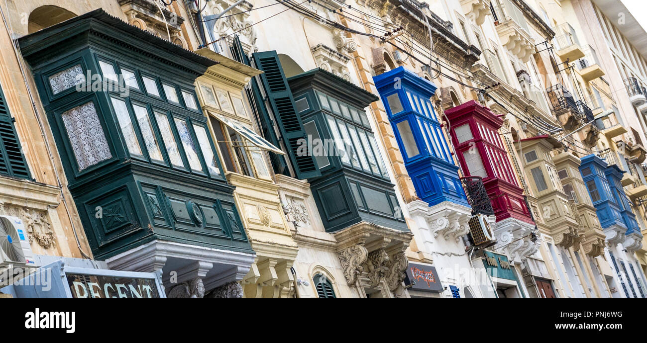 Tradizionale Maltese couourful balconi. Foto Stock