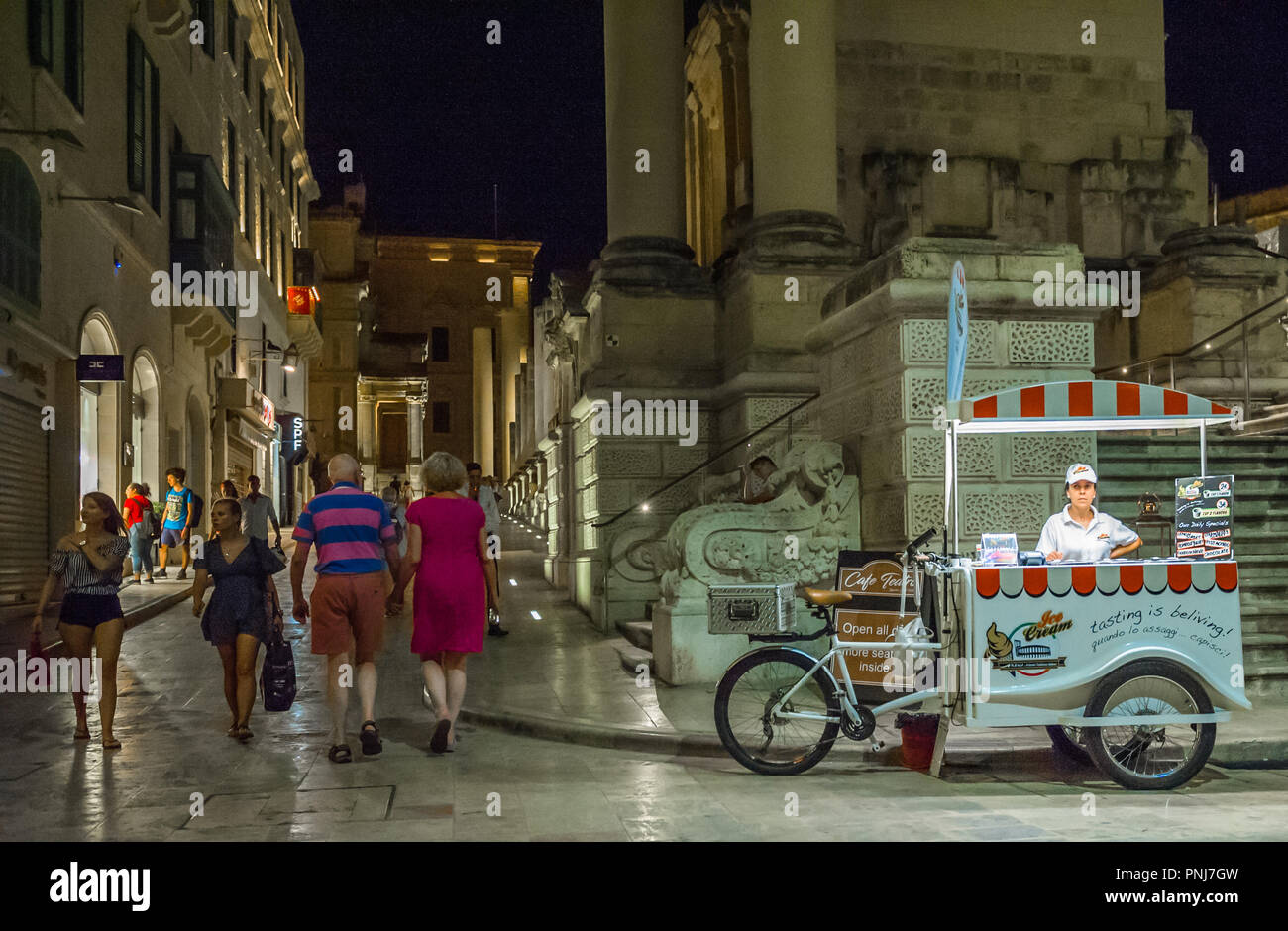 I gelati per la vendita da parte di un addetto alle vendite femmina dal suo stallo di biciclette. Foto Stock