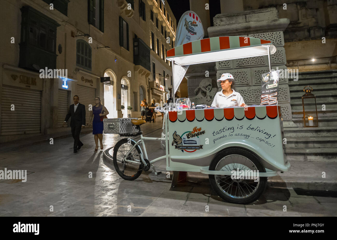 I gelati per la vendita da parte di un addetto alle vendite femmina dal suo stallo di biciclette. Foto Stock