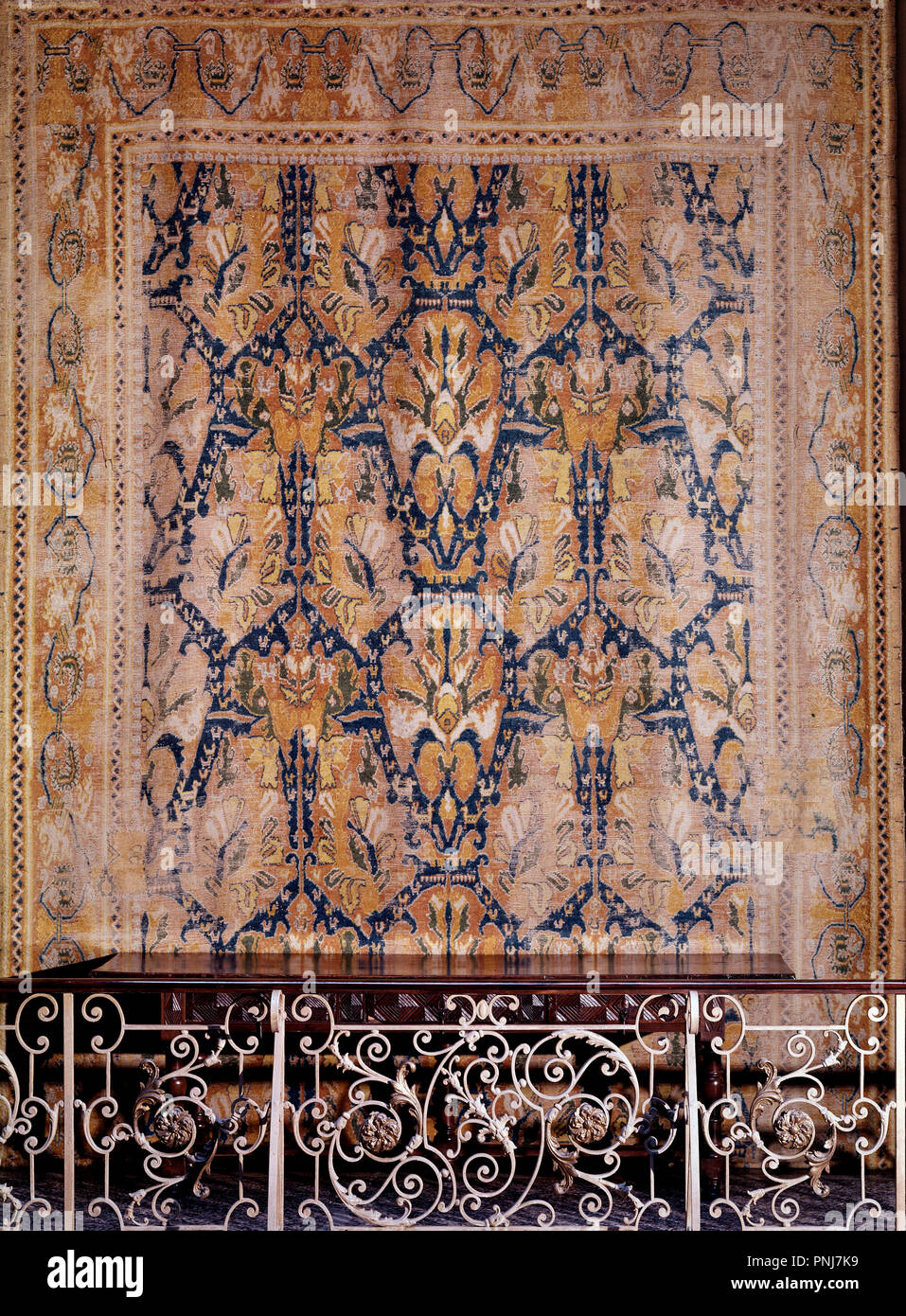 ALFOMBRA RENACENTISTA DE BROCADOS CON DECORACION VEGETAL Y GEOMETRICA - siglo XVI - LANA Y CAÑAMO - 6,80x3,45 m - INVENTARIO CE01711. Posizione: MUSEE D'ARTS DECORATIFS. MADRID. Spagna. Foto Stock