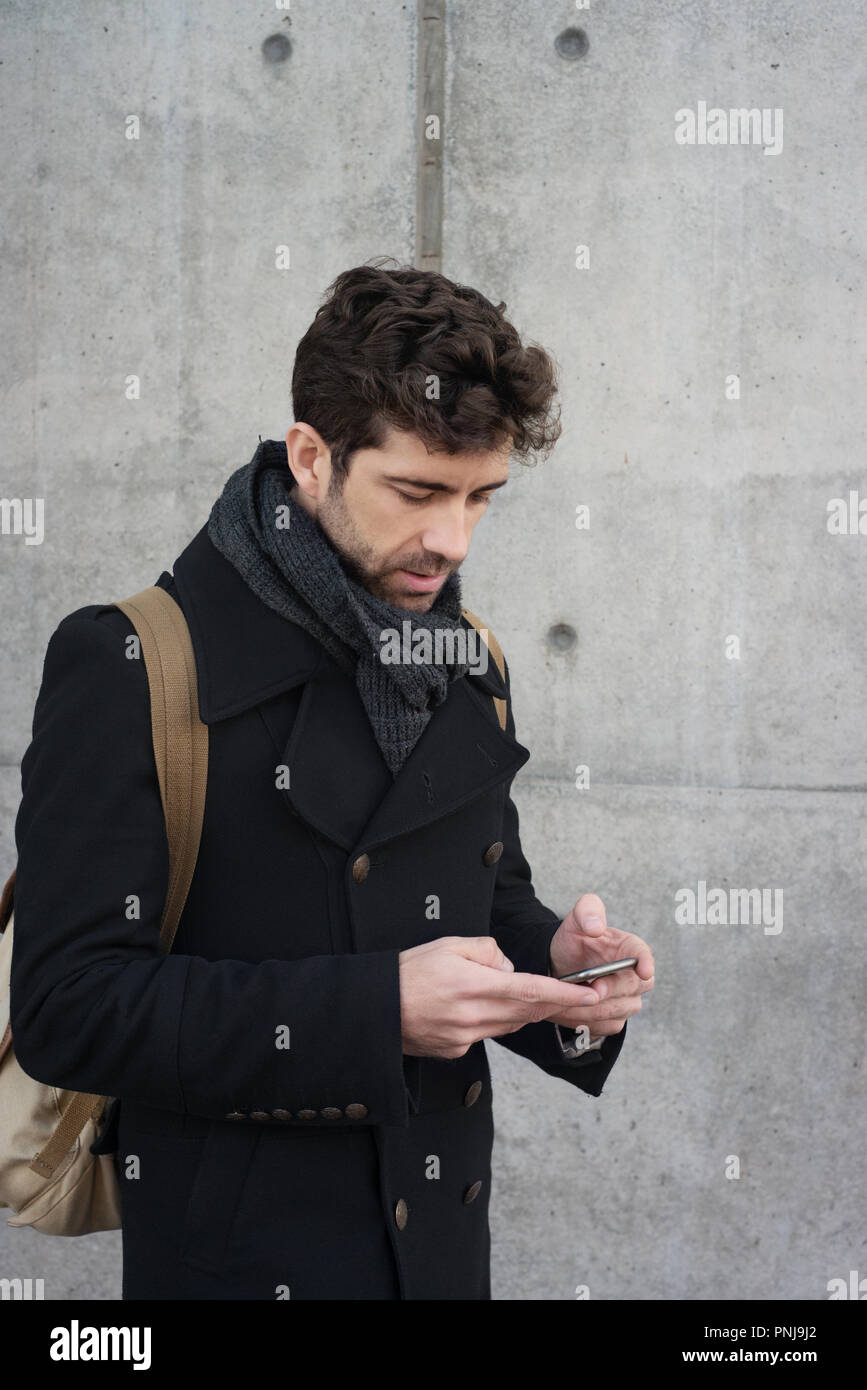 Giovane uomo scrive nel telefono spazio per il testo in alto Foto Stock