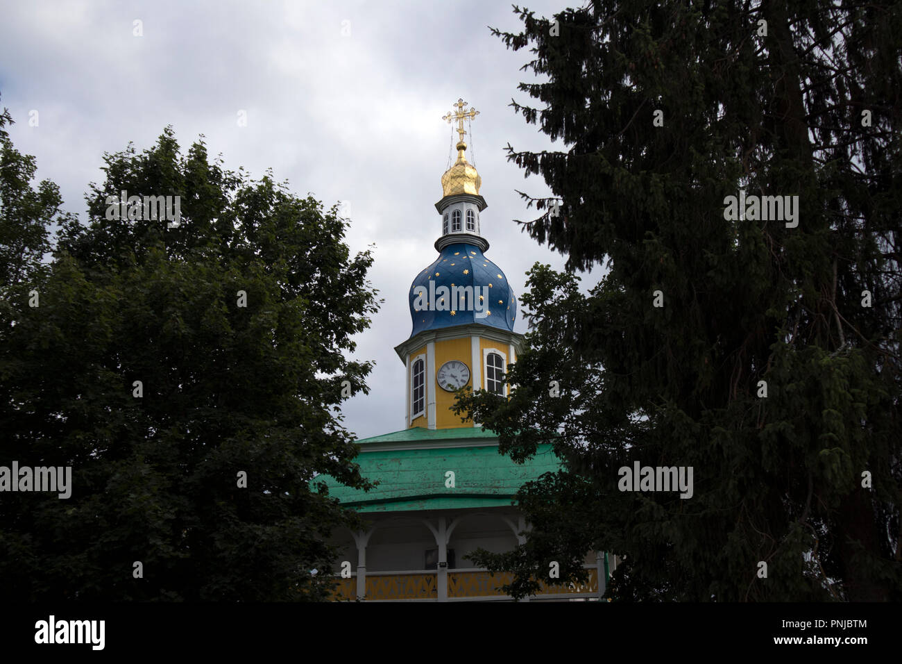 Cappella del XVIII secolo sul territorio del vecchio monastero ortodosso in Pechory, Russia Foto Stock