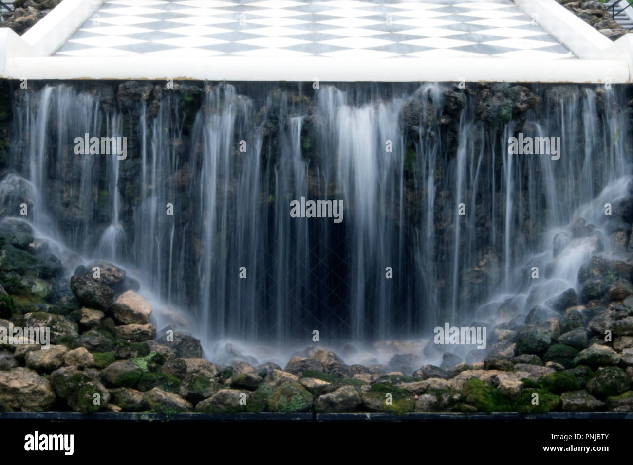 Fontana "Scacchi" di montagna a Peterhof, Russia, misteriosa grotta con acqua tenda, XVIII secolo punto di riferimento Foto Stock