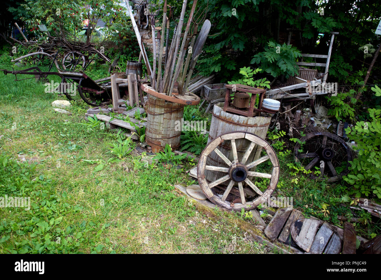 Open Air Museum di antichi contadini, cose vecchie ruote e barili Foto Stock