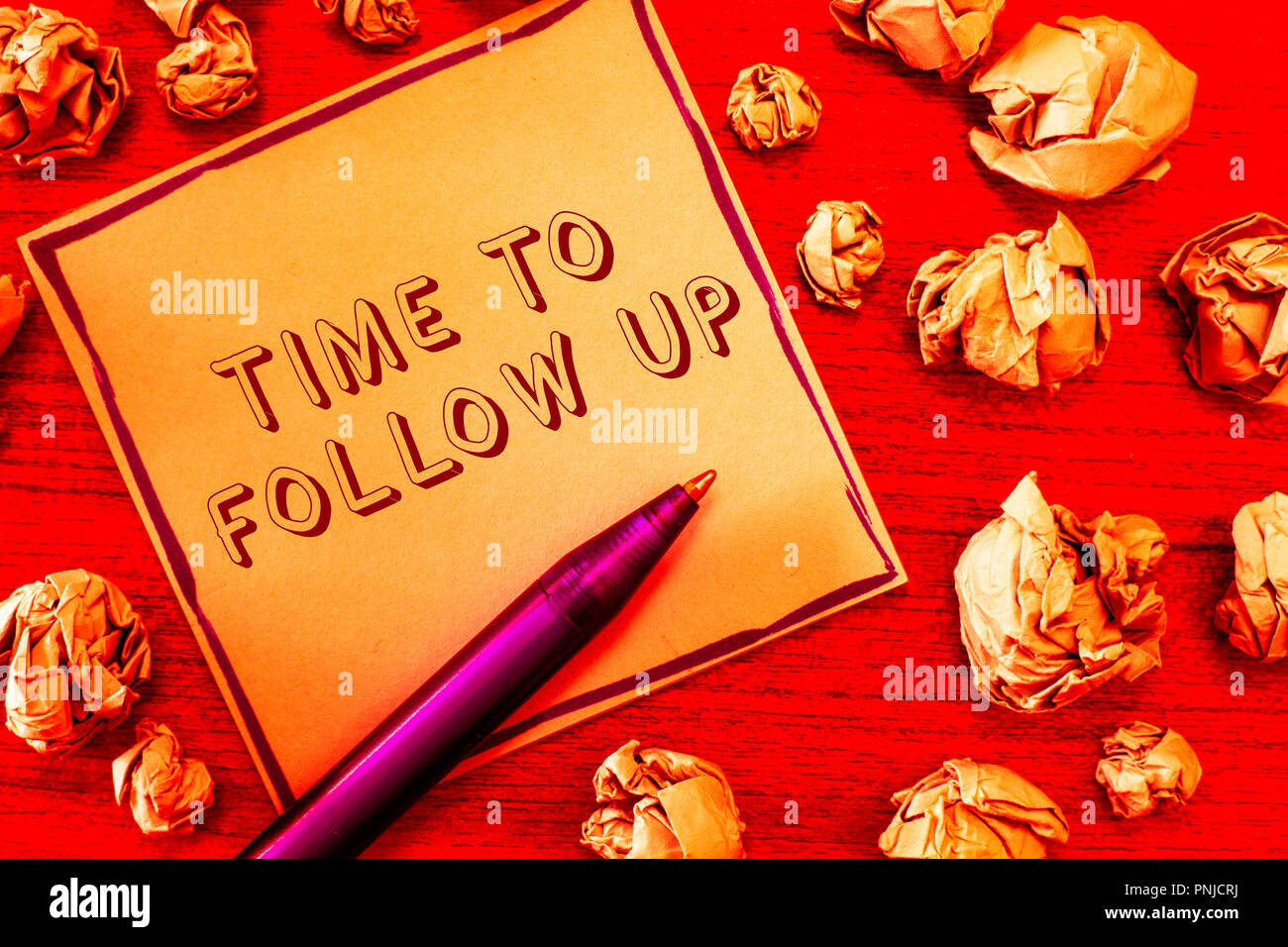 Segno di testo che mostra il tempo di Follow Up. Foto concettuale inchiesta del precedente compito o informazioni continuazione. Foto Stock