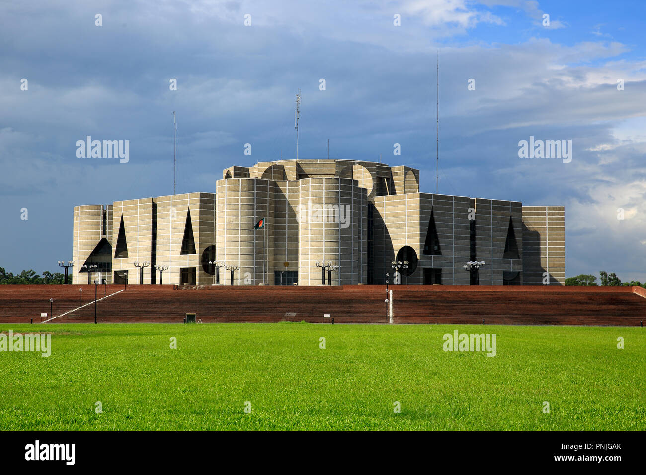 L'Assemblea nazionale edificio del Bangladesh o Jatiyo Sangsad Bhaban è considerato uno dei migliori esempi di architettura moderna. Progettato Foto Stock