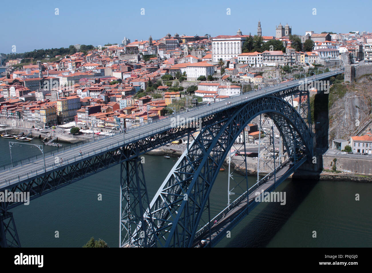 Ponte di ferro in una città medievale. Costruire il ponte dalla società Eiffel nel tardo XIX secolo nella città di Porto, Portogallo. Foto Stock