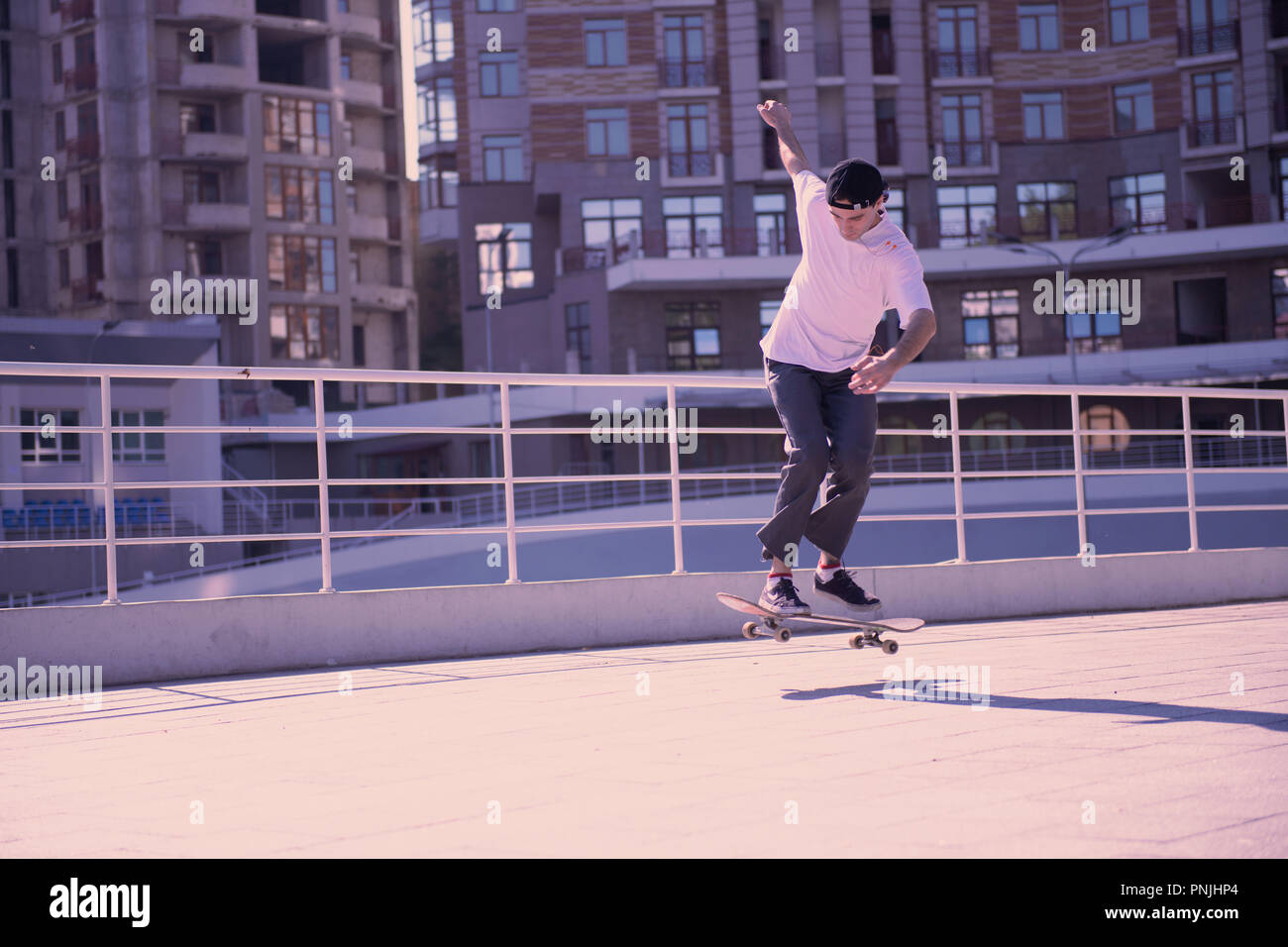 Professional sportivo persona di sesso maschile facendo acrobazie in skatepark Foto Stock