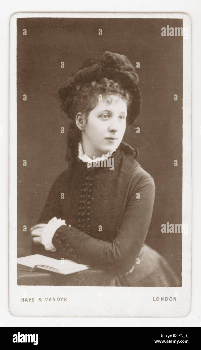 Originale ritratto in studio di carte de visite (CDV) di una bella ed elegante giovane donna viictoriana fotografata da Haes & Vandyk, Westbourne Grove London, Regno Unito, 1878 circa Foto Stock