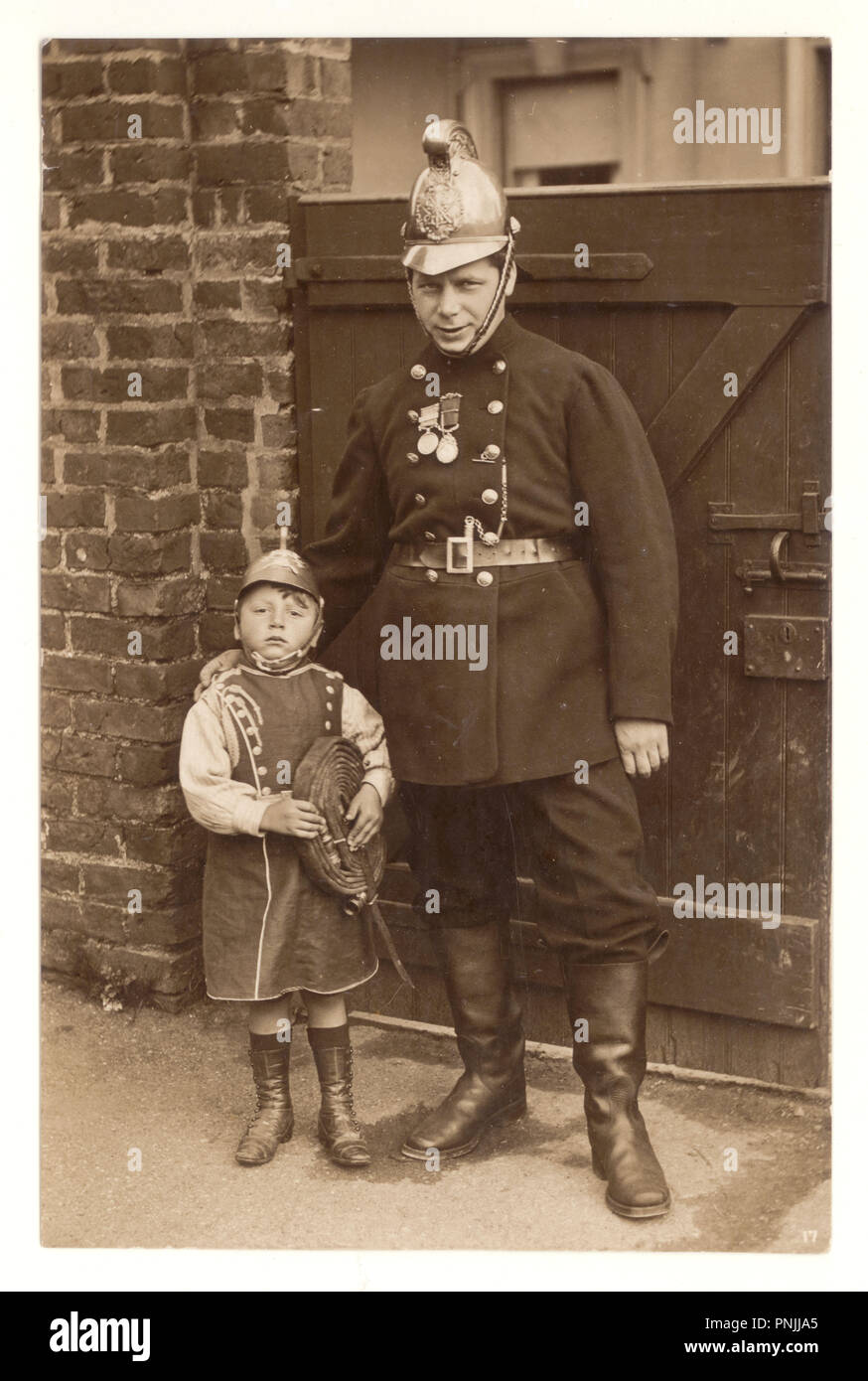 Uniformi uniformi dei vigili del fuoco dei vigili del fuoco dei pompieri  retrò immagini e fotografie stock ad alta risoluzione - Alamy