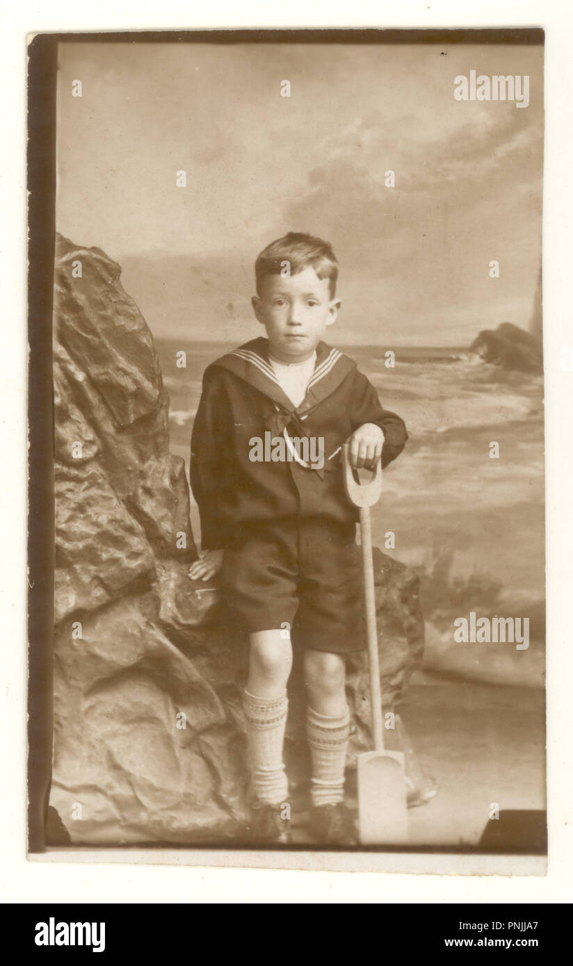 Studio mare fotografia ritratto di Giovane ragazzo tenendo un capocorda, datata 2 settembre 1927, Blackpool, Regno Unito Foto Stock