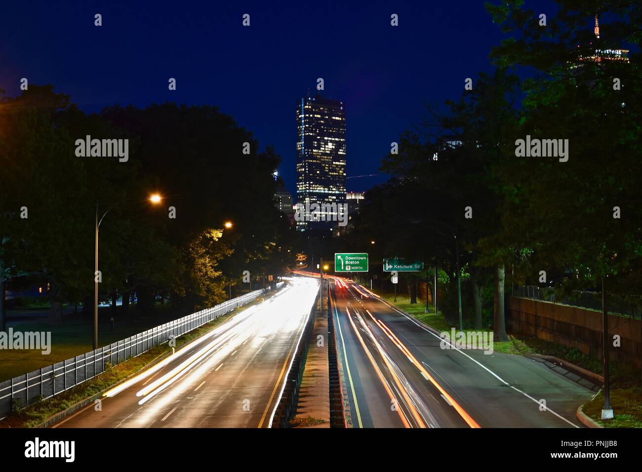 Una lunga esposizione di Boston's Back Bay e Storrow Drive di notte lungo il Fiume Charles Esplanade, Boston, MA, Stati Uniti d'America Foto Stock