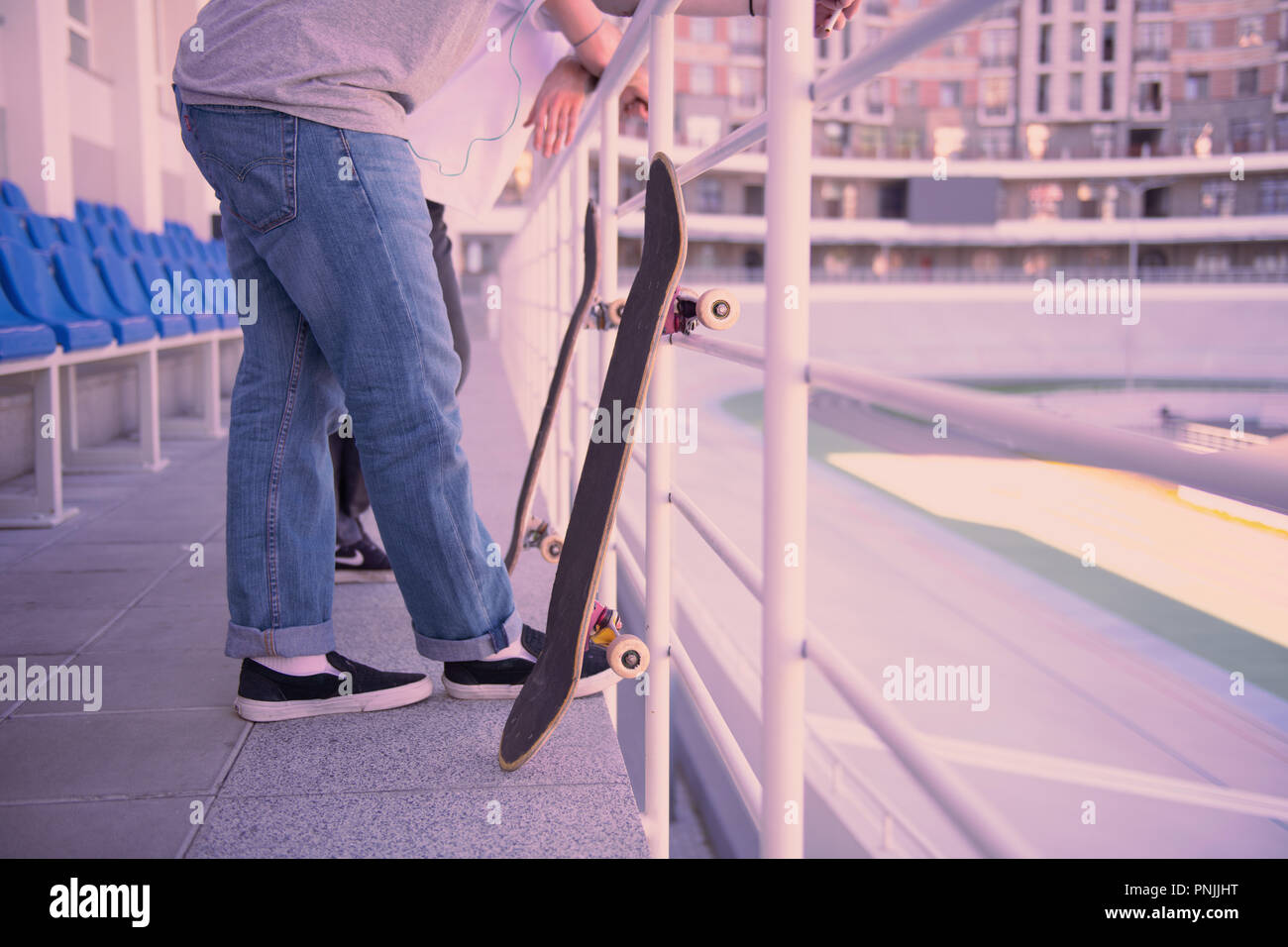 Incentrato sulla fotografia di skateboard che in piedi sul primo piano Foto Stock