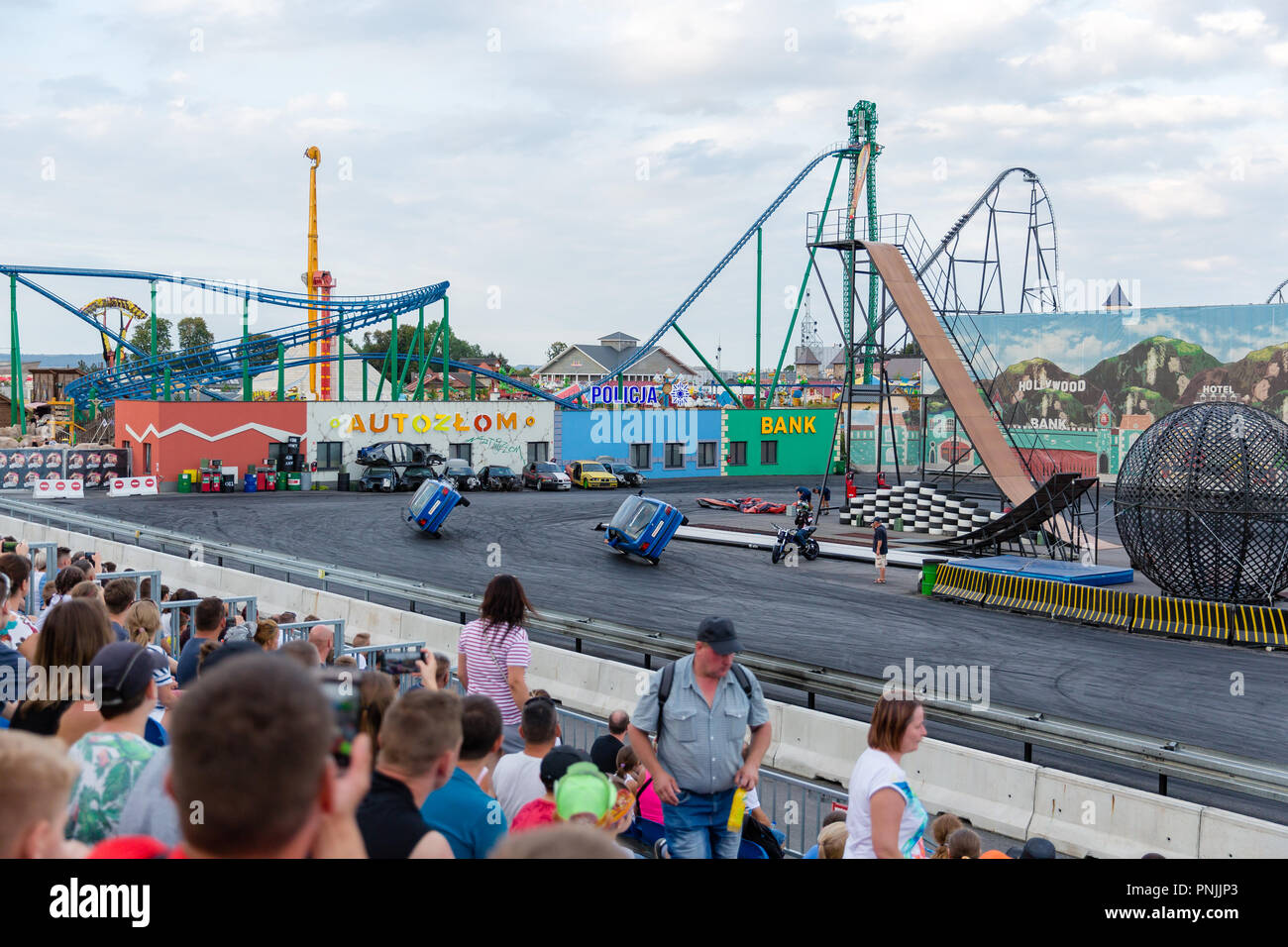 2 ruote auto pilotaggio stunt show a Energylandia parco divertimenti in Polonia con la più grande roller coaster in Europa si trova in Zator nella Piccola Polonia Foto Stock