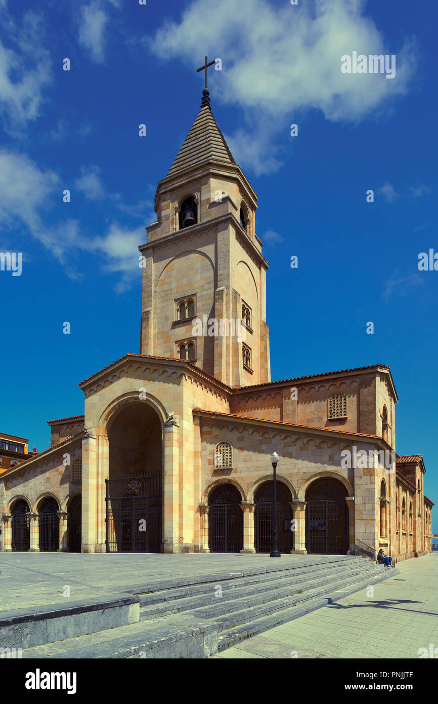 Chiesa di San Pedro, tempio cattolica nella città di Gijón, Principato delle Asturie, Spagna, Europa Foto Stock