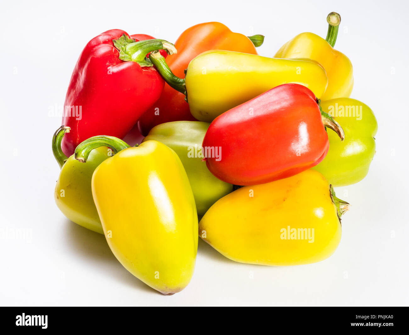Molti vari freschi peperoni su sfondo bianco Foto Stock