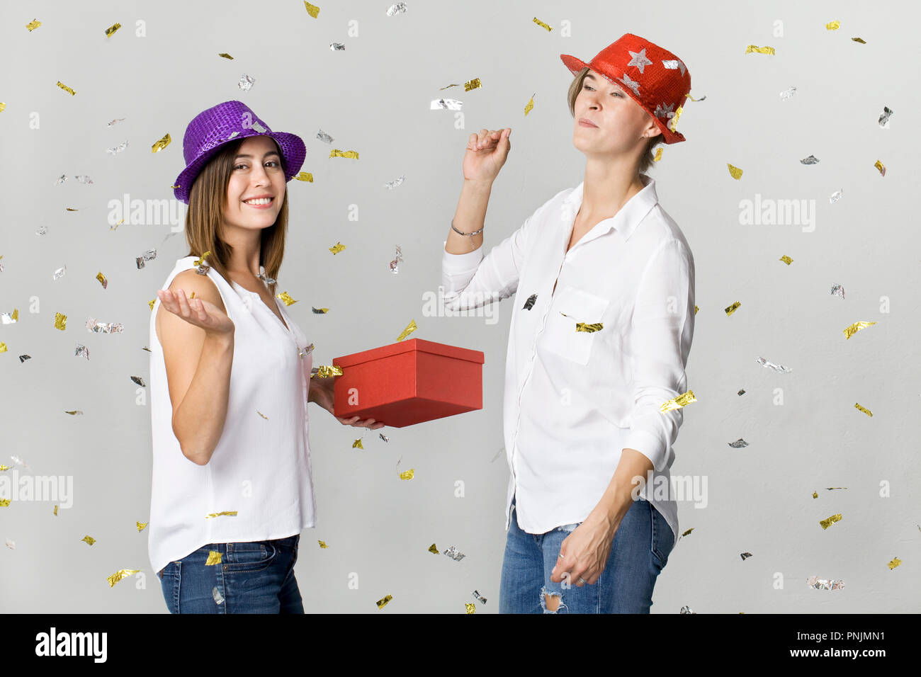 Bella felice e sorridente fidanzate al partito. Danza e celebra il tempo Foto Stock