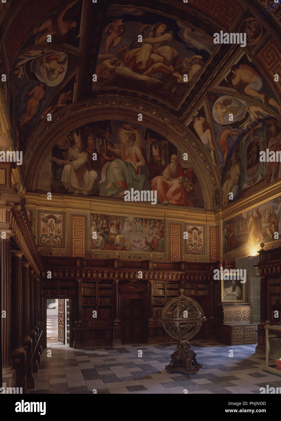 Vista interna della libreria. Dipinti e sfera armillare. Il monastero di San Lorenzo El Escorial. Autore: TIBALDI, pellegrino. Posizione: MONASTERIO-BIBLIOTECA-EDIFICIO. SAN LORENZO del El Escorial. MADRID. Spagna. Foto Stock