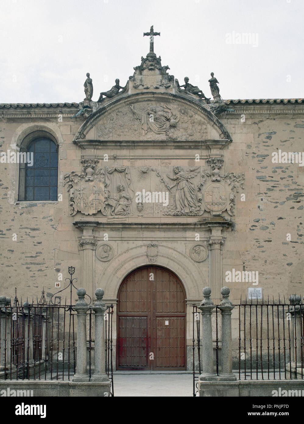 Spagna. Alba de Tormes. Convento dei Carmelitani Scalzi. Fondata nel 1571 da Santa Teresa. Mudejar-portale rinascimentale. Foto Stock