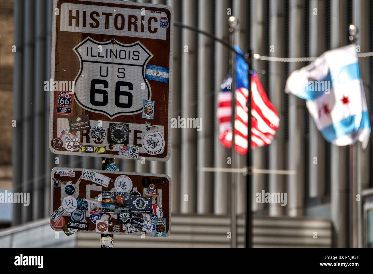 Historisches Route 66 Schild mit amerikanischer Flagge und der Fahne von Chicago, Est Jackson Boulevard, Downtown Chicago, IL. Foto Stock