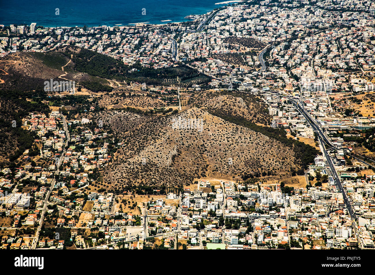 La piramide e il paesaggio di vari dall'aria , nei pressi di Atene, Grecia. Foto Stock