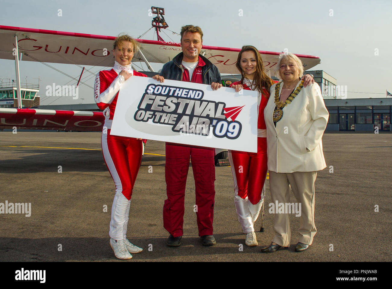 La promozione del Southend Airshow Guinot sponsorizzò il team di camminate alari Aerosuperbatics Lorraine Sadler, Danielle Hughes, Martyn Carrington e CLR Gwen Horrigan Foto Stock