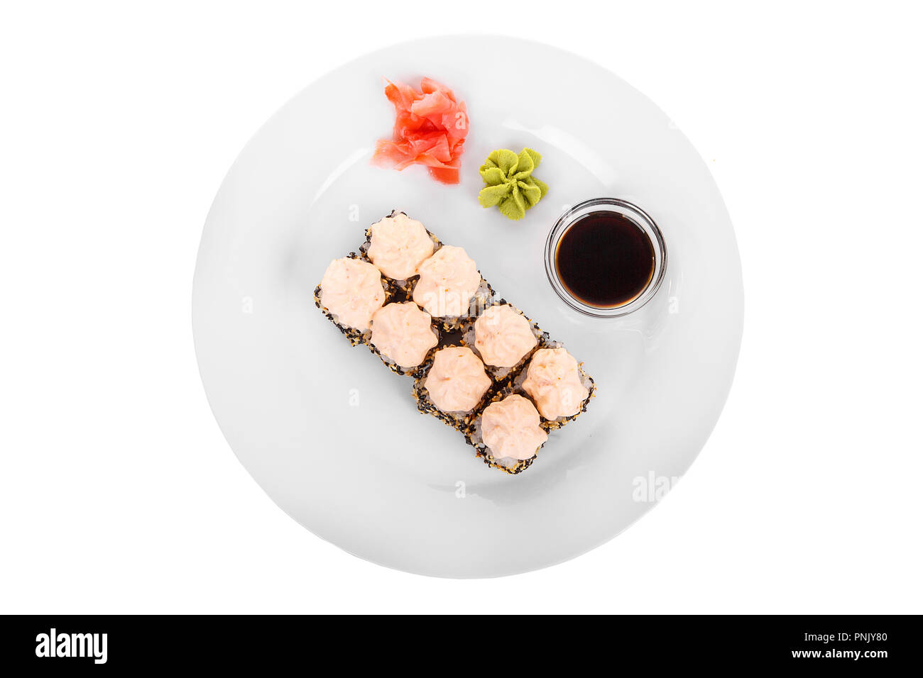 Fotografia alimentare di takoyaki su piastra isolata su sfondo bianco