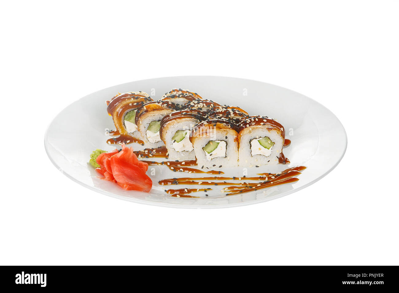 Il Sushi, rotoli, uramaki, con anguille, cetriolo, formaggio, sesamo e salsa teriyaki, piatti di pesce crudo marinato, zenzero e wasabi, alimenti sulla piastra, bianco isolato Foto Stock