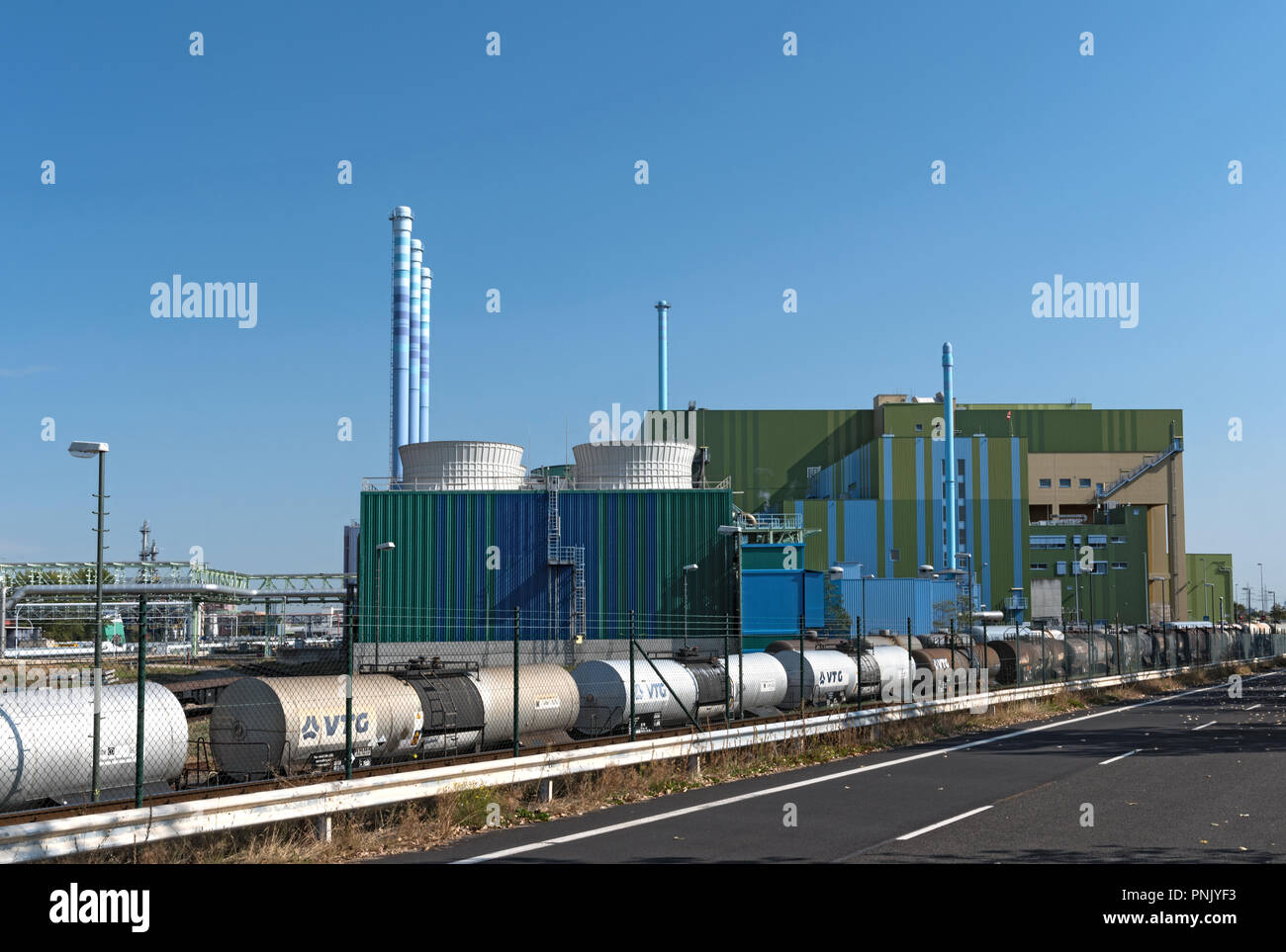 Industriale inceneritore di rifiuti in un parco industriale Frankfurt-Hoechst. Foto Stock