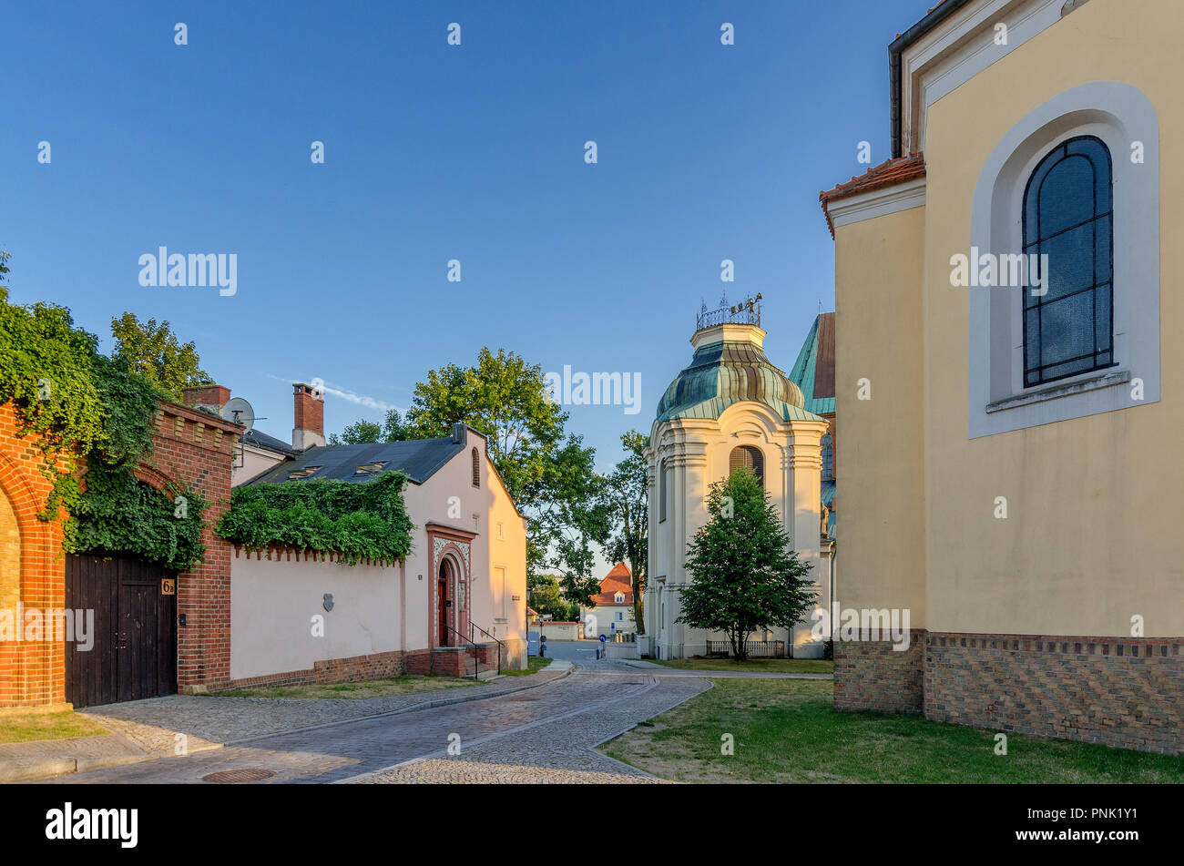 Gniezno, Grande Polonia provincia, Polonia. Lech's Hill, centro di pellegrinaggio. San Stanislas chiesa (in background). Foto Stock