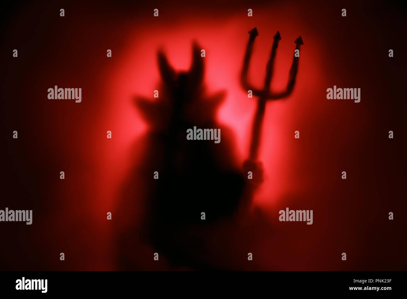Creepy diavolo silhouette dall inferno la nebbia con retroilluminato. Foto Stock