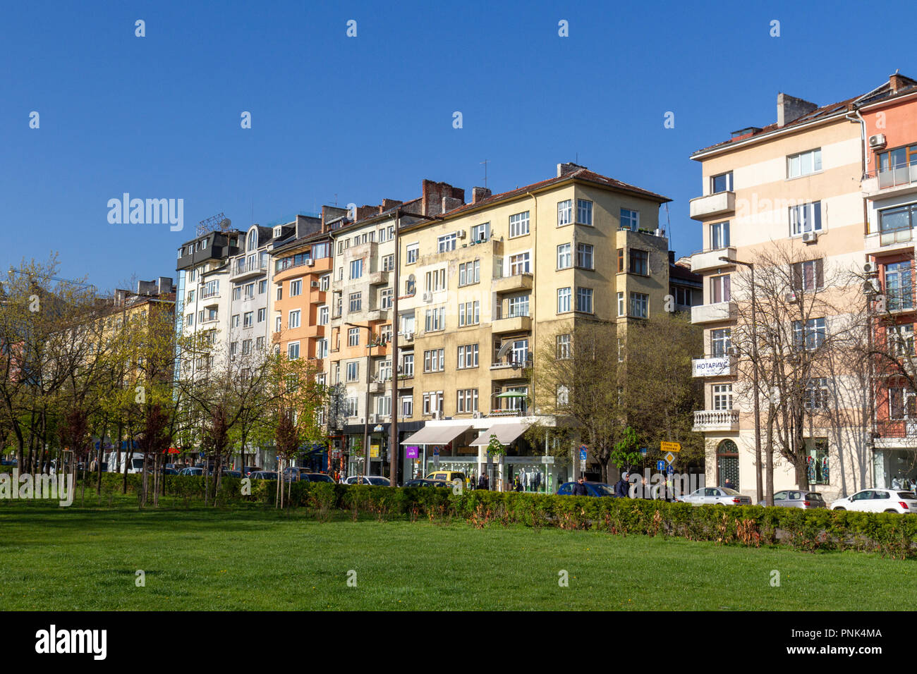 Vista generale della torre residenziale blocchi Parco di rivestimento del Palazzo Nazionale della Cultura nel centro di Sofia, Bulgaria. Foto Stock