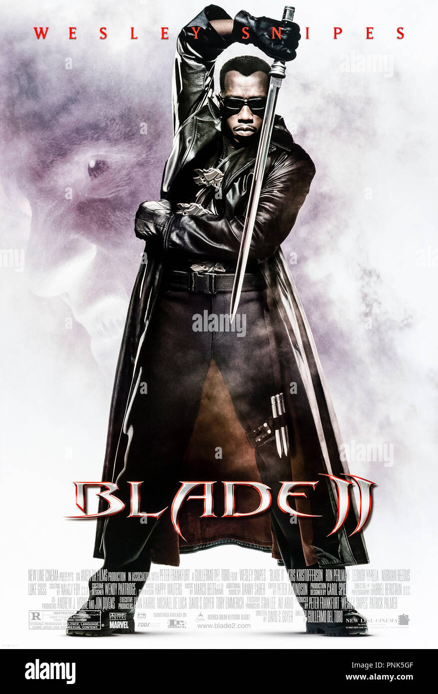 Blade II (2002) diretto da Guillermo del Toro e interpretato da Wesley Snipes, Kris Kristofferson, Ron Perlman e Leonor Varela. Lama assiste i vampiri elite Bloodpack nella caccia ai mutati i vampiri che si nutrono di vampiri così come gli esseri umani. Foto Stock
