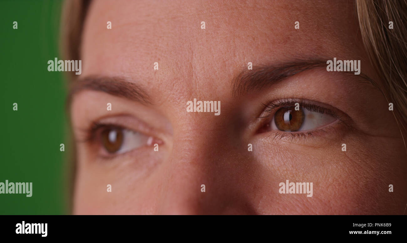 Extreme close up di soggetti di razza caucasica occhi di donna su schermo verde Foto Stock