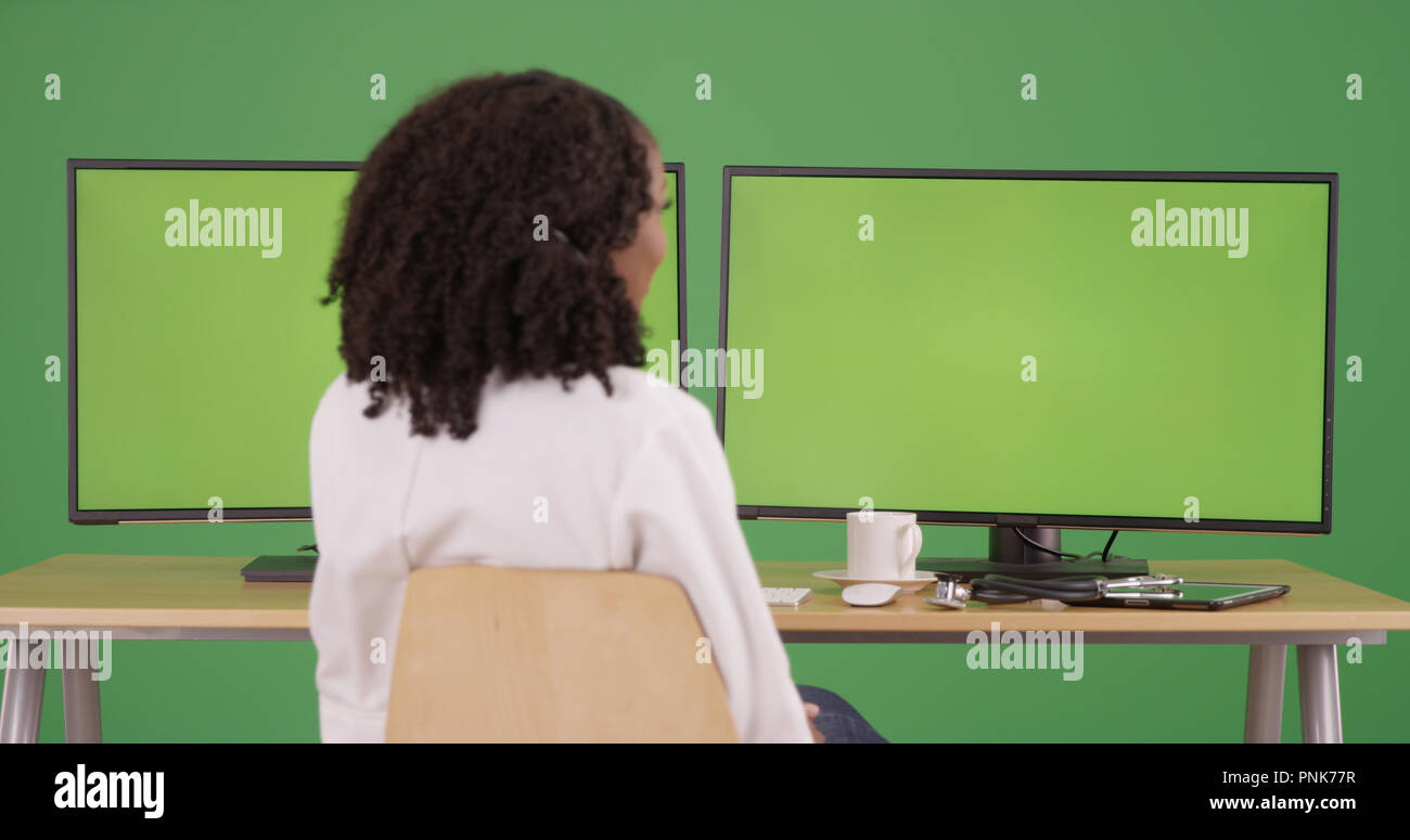 African American medico donna lavora su computer con schermo verde visualizza Foto Stock