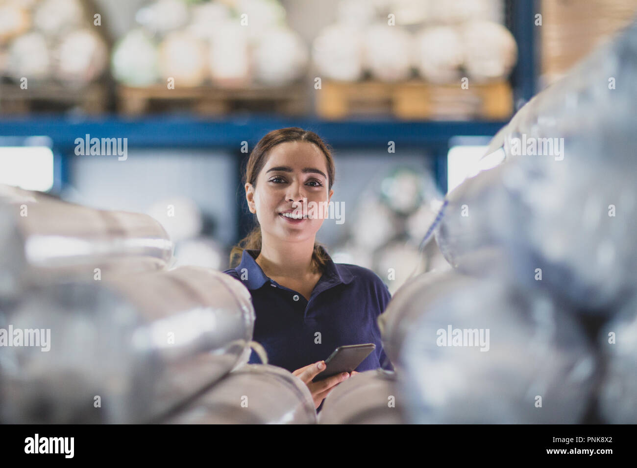 Ritratto di dipendenti di sesso femminile nel magazzino di distribuzione Foto Stock