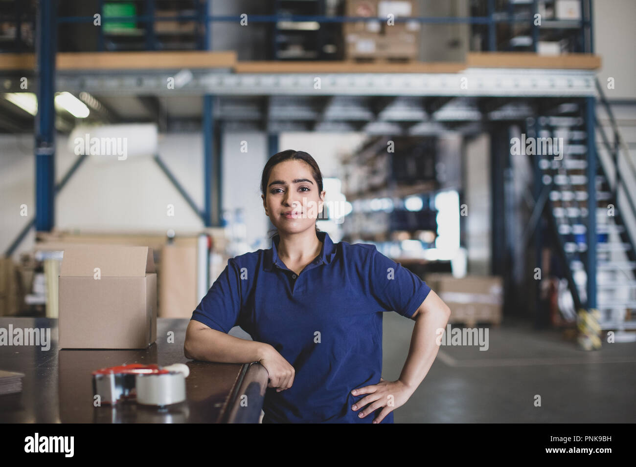 Ritratto del lavoro femminile in magazzino imballaggio Foto Stock