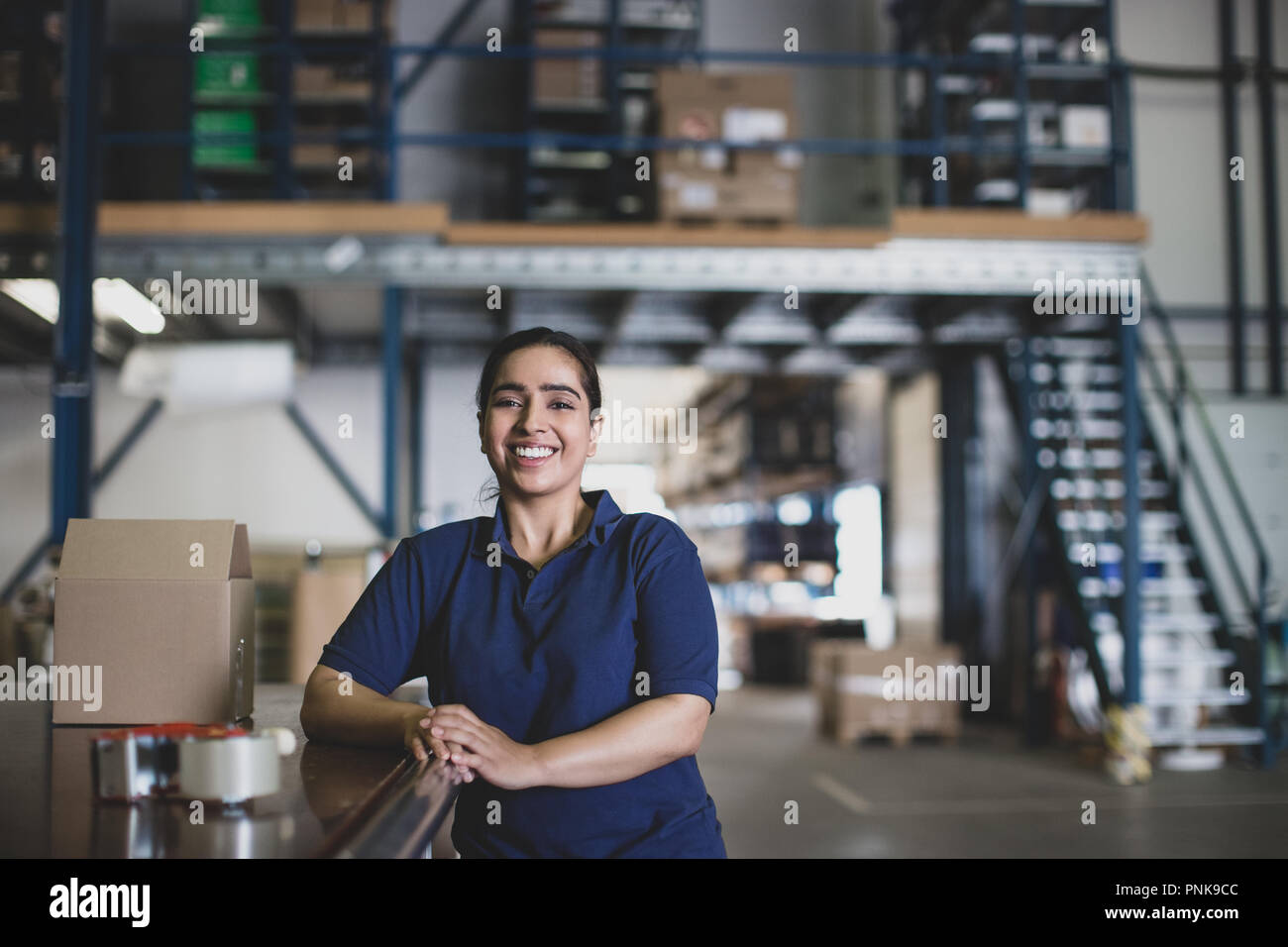 Ritratto del lavoro femminile in magazzino imballaggio Foto Stock