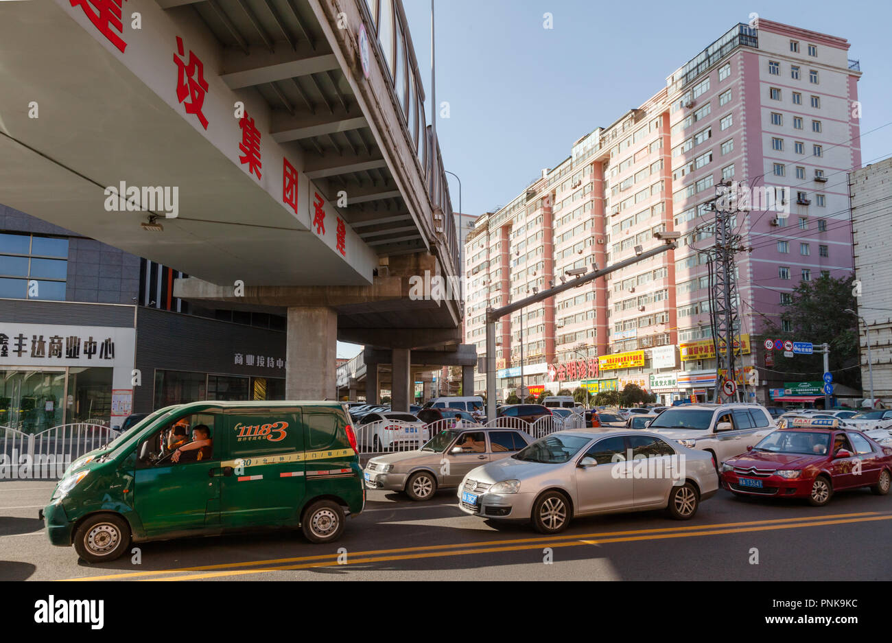 URUMQI, Xinjiang, Cina - 31 Ago, 2017: le telecamere di videosorveglianza di monitoraggio del traffico della città su una strada trafficata intersezione Foto Stock