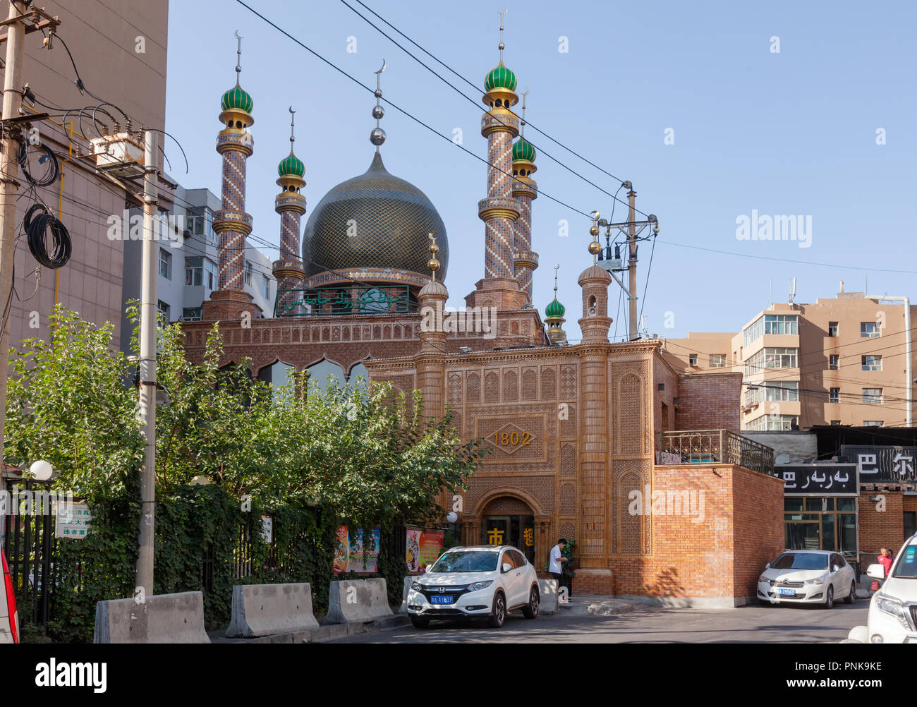 URUMQI, Xinjiang, Cina - 31 Ago, 2017: Città in scena con la vecchia moschea circondata da città nuova Foto Stock