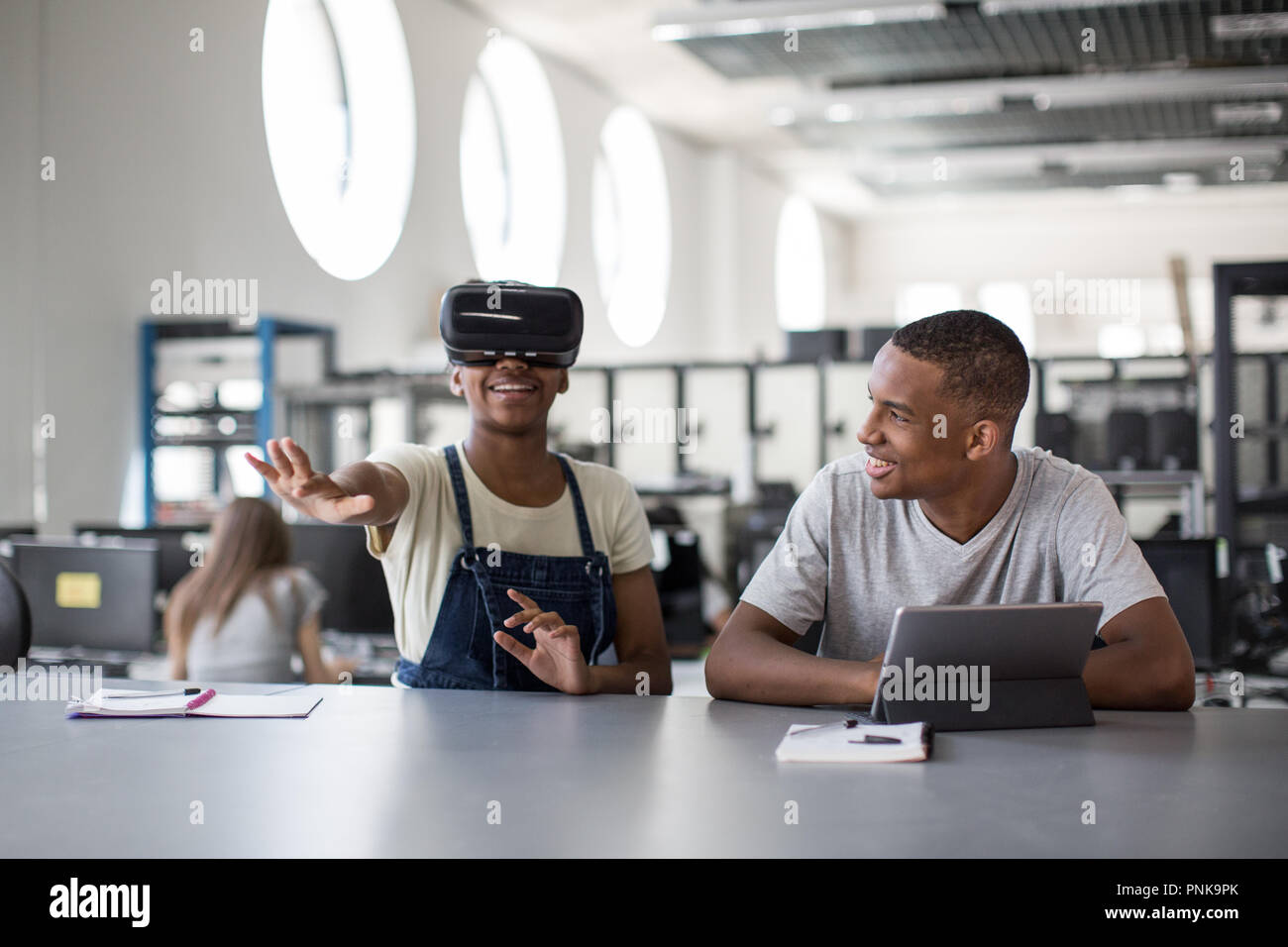Gli studenti delle scuole superiori utilizzando cuffie VR in classe Foto Stock