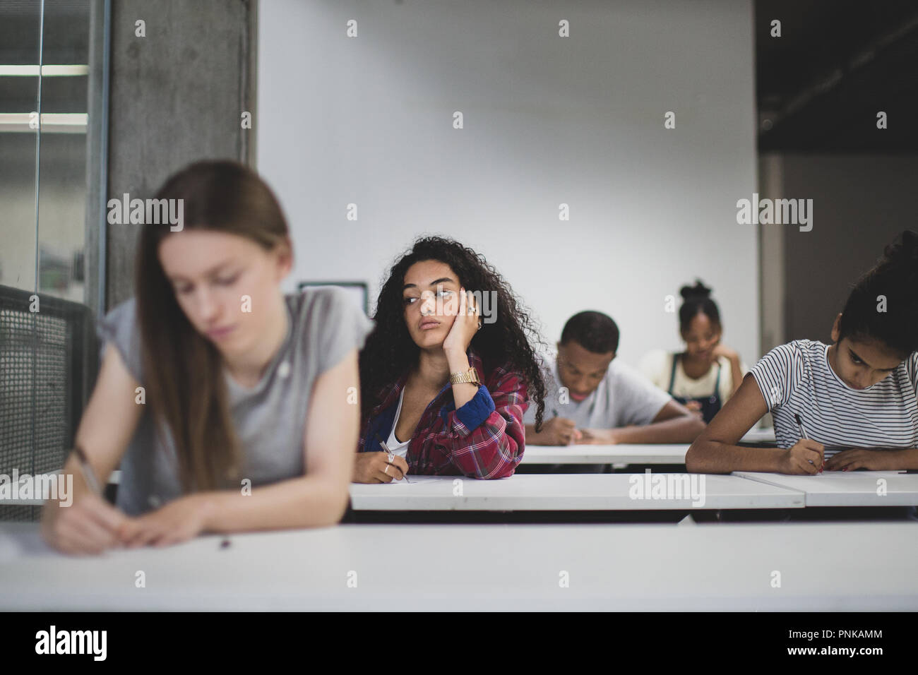 Gli studenti delle scuole superiori in un esame Foto Stock