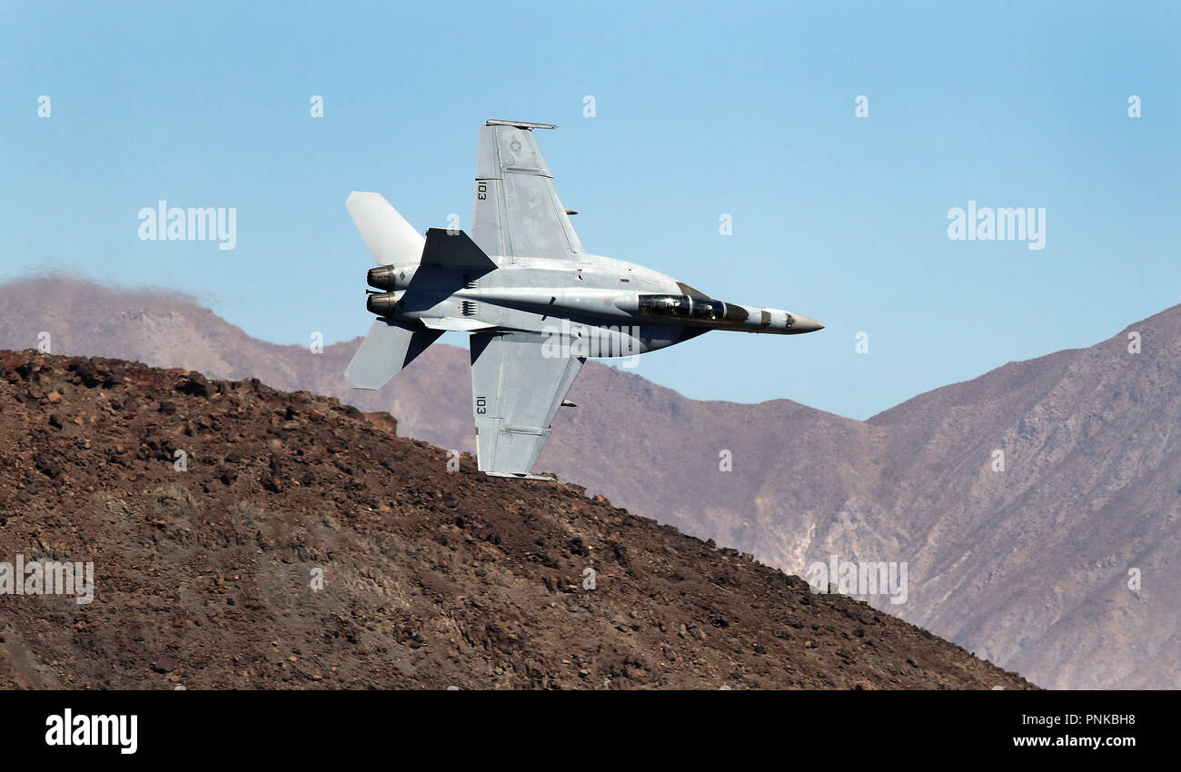 FA/18F Super Hornet da VFA-154 cavalieri neri a basso livello passano attraverso Star Wars Canyon su Jedi transizione, Death Valley, California. Foto Stock