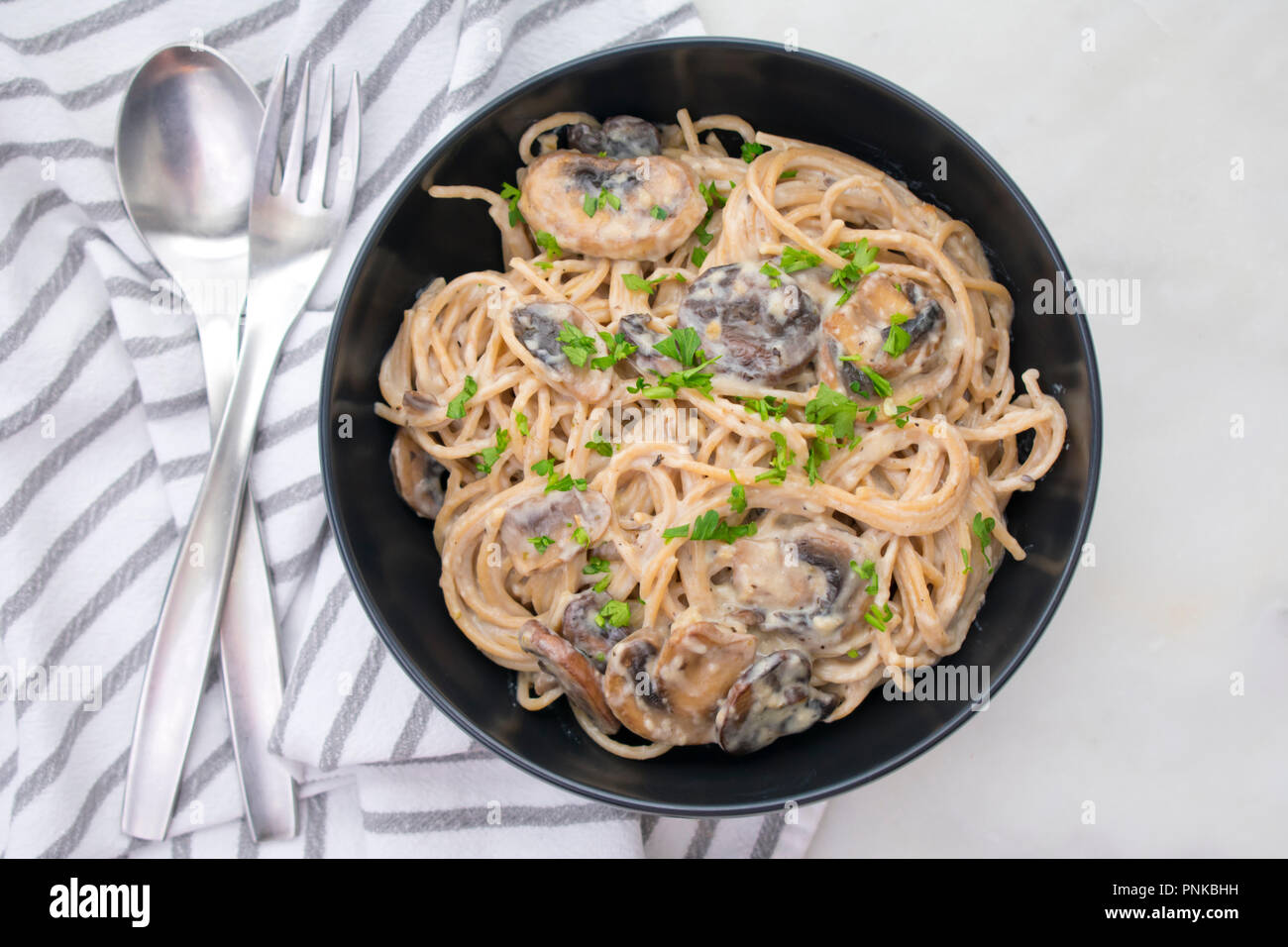 Aglio cremosa di funghi alle erbe Spaghetti Foto Stock