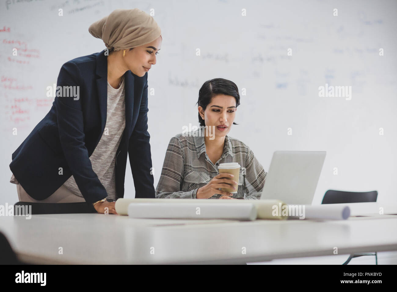 Arabo imprenditrici lavora in un ufficio Foto Stock