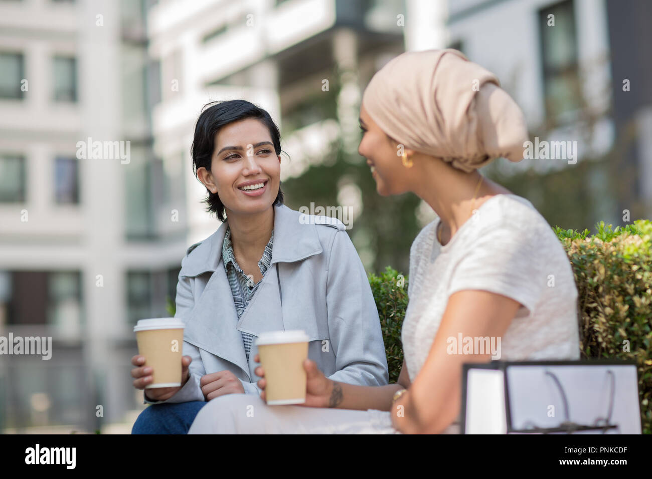 Femmina amici arabi avente caffè insieme all'aperto Foto Stock