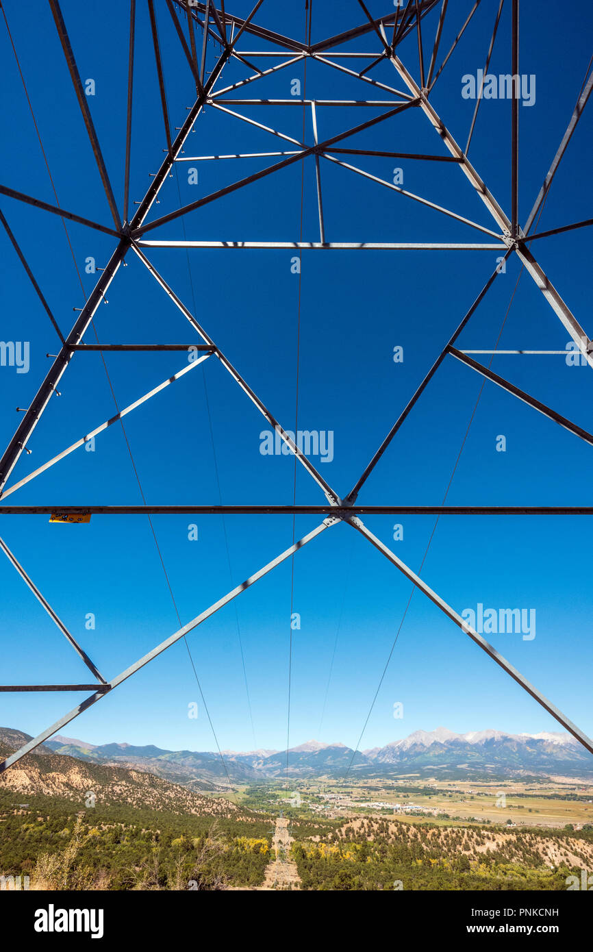 Visualizzazione grafica di linee elettriche ad alta tensione e la torre; Salida; Colorado; USA Foto Stock
