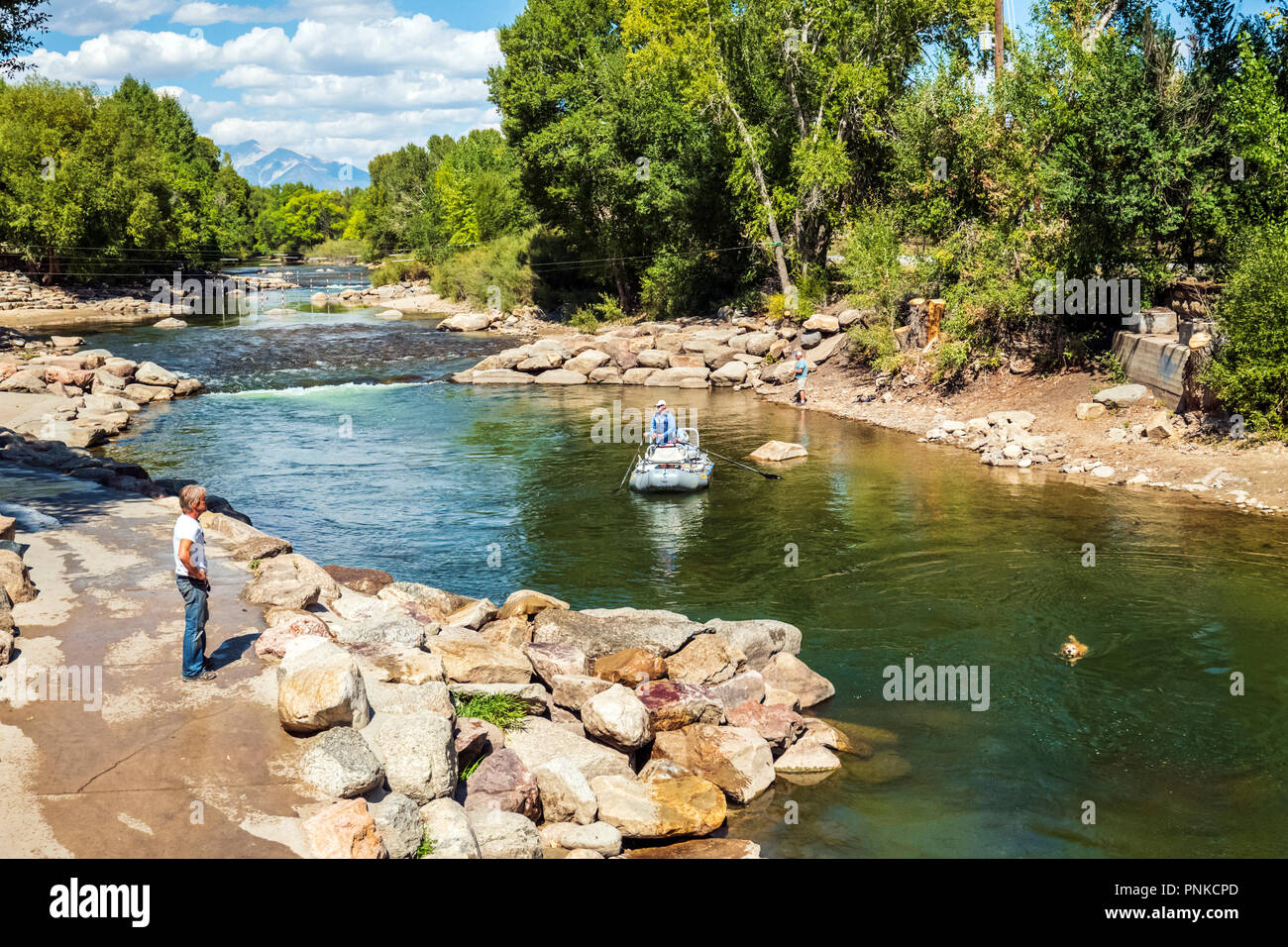 L'Arkansas River scorre attraverso il quartiere del centro storico del piccolo paese di montagna di salida, Colorado, STATI UNITI D'AMERICA Foto Stock